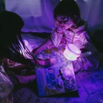 NOWY Glo Pals, Kostki sensoryczne świecące w wodzie Lumi - zabawka kąpielowa, kolor fioletowy 