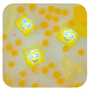 ALEX GLO PALS , 4 KOSTKI sensoryczne świecące w wodzie Alex - zabawka kąpielowa, kolor żółty