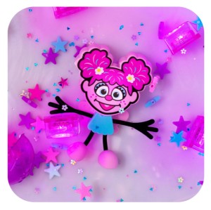 ABBY POSTAĆ  GLO PALS - zestaw z dwiema kostkami sensorycznymi świecącymi w wodzie -  ULICA SEZAMKOWA 