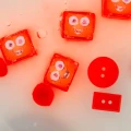 NOWY Glo Pals, Kostki sensoryczne świecące w wodzie Sammy- zabawka kąpielowa, kolor czerwony