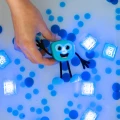 NOWY Glo Pals, Postać do kąpieli Blair - zestaw z dwiema kostkami sensorycznymi świecącymi w wodzie