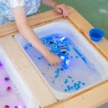 NOWY Glo Pals, Postać do kąpieli Blair - zestaw z dwiema kostkami sensorycznymi świecącymi w wodzie