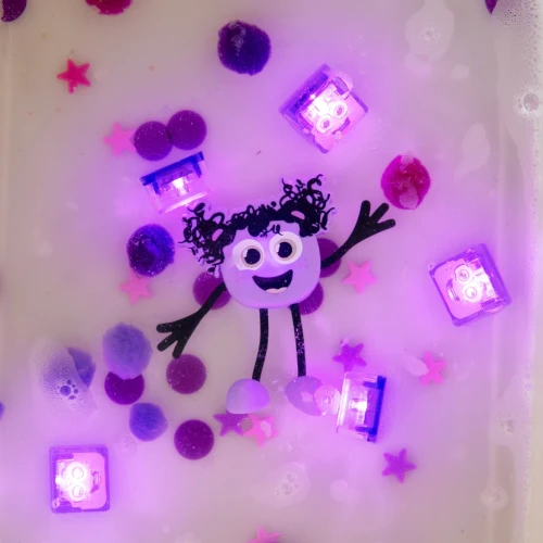 NOWY Glo Pals, Postać do kąpieli Lumi - zestaw z dwiema kostkami sensorycznymi świecącymi w wodzie