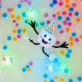 NOWY Glo Pals, Postać do kąpieli Party Pal - zestaw z dwiema kostkami sensorycznymi świecącymi w wodzie