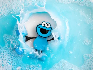 COOKIE MONSTER  GLO PALS - POSTAĆ DO KĄPIELI zestaw z dwiema kostkami sensorycznymi świecącymi w wodzie ULICA SEZAMKOWA